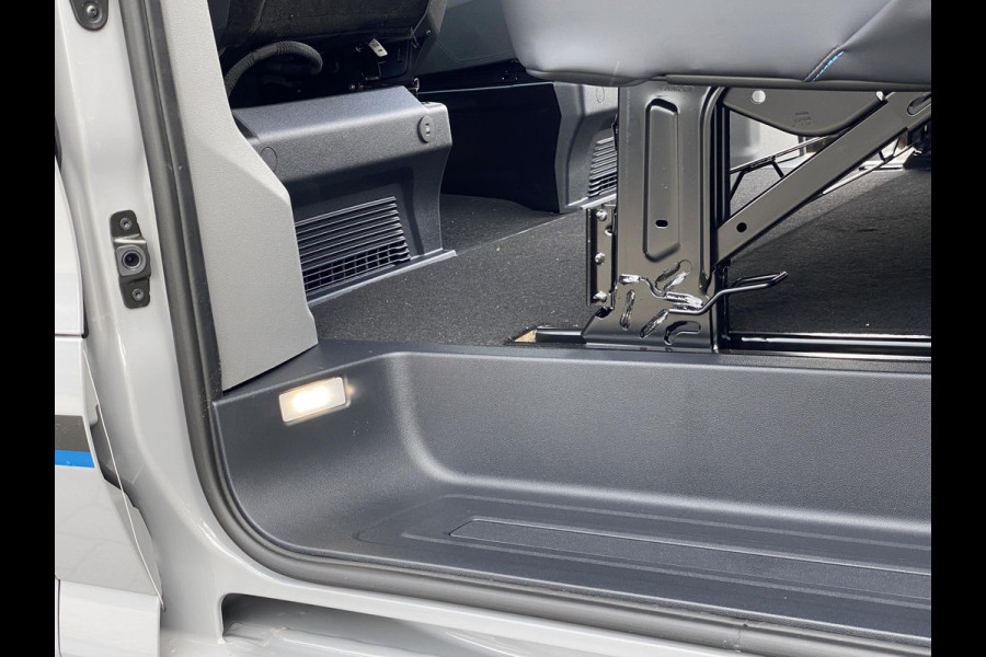 Ford Transit Custom 320 2.5 PHEV L2H1 Sport DC 233pk | | Zuid | Dubbele Cabine | Dubbele zijschuifdeur | Inklapbare trekhaak | 19 inch lichtmetalen Sport velgen (mat zwart) | Verwarmbaar stuurwiel | Navigatie systeem
