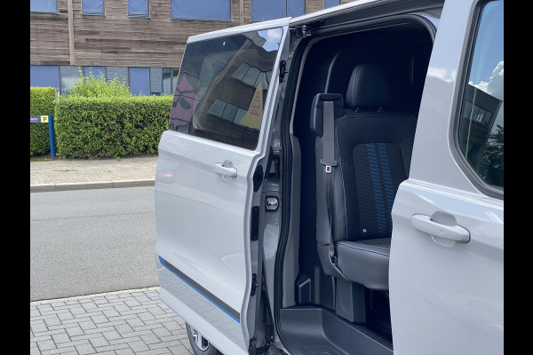 Ford Transit Custom 320 2.5 PHEV L2H1 Sport DC 233pk | | Zuid | Dubbele Cabine | Dubbele zijschuifdeur | Inklapbare trekhaak | 19 inch lichtmetalen Sport velgen (mat zwart) | Verwarmbaar stuurwiel | Navigatie systeem