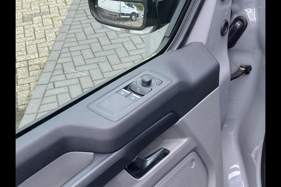 Ford Transit Custom 320 2.5 PHEV L2H1 Sport DC 233pk | | Zuid | Dubbele Cabine | Dubbele zijschuifdeur | Inklapbare trekhaak | 19 inch lichtmetalen Sport velgen (mat zwart) | Verwarmbaar stuurwiel | Navigatie systeem