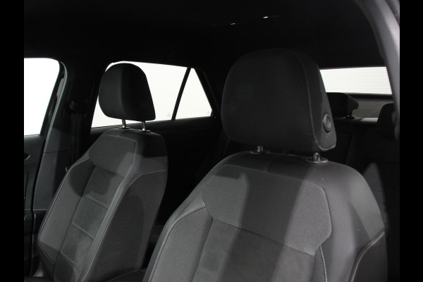Volkswagen T-Roc 1.5 TSI 150pk DSG R-Line | Navigatie | Apple Carplay/Android Auto | Parkeersensoren | Camera | Adaptive Cruise Control | Elektrische achterklep | Stoel- en stuurverwarming | Climate Control | Ledverlichting | Virtual Cockpit