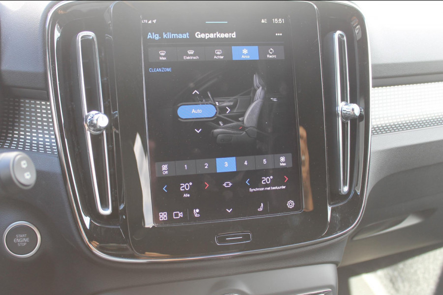 Volvo XC40 B3 177PK Automaat Plus Dark Google infotainment / Draadloos telefoon opladen / Elektrisch bedienbare bestuurdersstoel met geheugen / Adaptieve Cruise Control / Parkeersensoren voor en achter met 360 graden camera