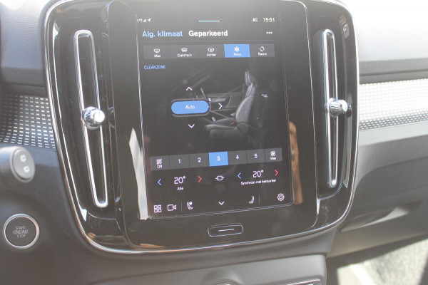 Volvo XC40 B3 177PK Automaat Plus Dark Google infotainment / Draadloos telefoon opladen / Elektrisch bedienbare bestuurdersstoel met geheugen / Adaptieve Cruise Control / Parkeersensoren voor en achter met 360 graden camera