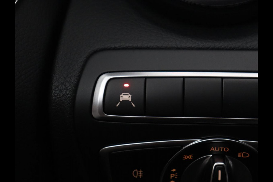 Mercedes-Benz C-Klasse 300e Avantgarde | Panoramadak | Leder Exclusief | Burmester Surround | Stoelverwarming | Camera | Carplay | Dodehoek detectie | Navigatie | Full LED