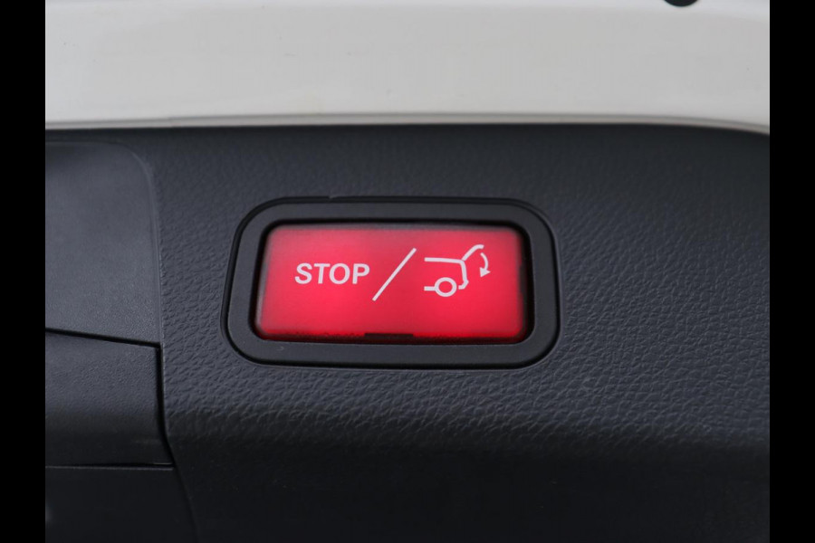 Mercedes-Benz C-Klasse 300e Avantgarde | Panoramadak | Leder Exclusief | Burmester Surround | Stoelverwarming | Camera | Carplay | Dodehoek detectie | Navigatie | Full LED
