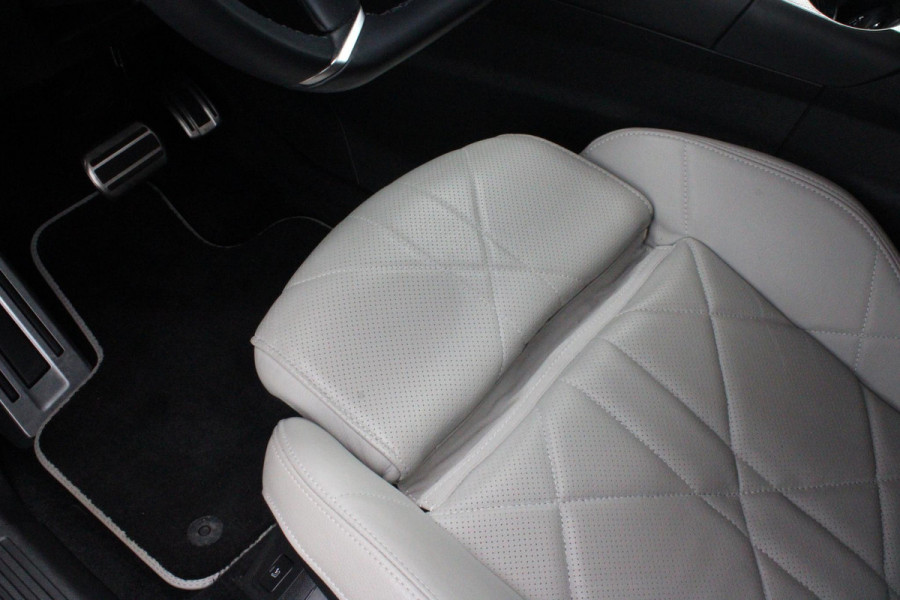 DS 7 E-Tense 300PK 4x4 ESPRIT DE VOYAGE | PANORAMISCH SCHUIF/KANTEL DAK | VOORRUITRAND/STUUR VERWARMING | VOLLEDIG LEDEREN BEKLEDING | LICHTMETALEN VELGEN 19" | ELEKTRISCH BEDIENBARE ACHTERKLEP | NIGHT VISION | DODEHOEK DETECTIE | ELEKTRISCH BEDIENBARE VOORSTOELEN MET MASSAGE FUNCTIE | ADAPTIVE CRUISE CONTROL | 360° CAMERA | KEYLESS ENTRY/START | FULL OPTION! | STOEL VENTILATIE | FOCAL AUDIO SYSTEM | SFEER VERLICHTING | DRAADLOZE APPLE CARPLAY/ANDROID AUTO | NAVIGATIE | PARKEERSENSOREN VOOR EN ACHTER |