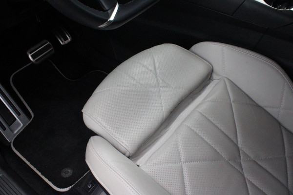 DS 7 E-Tense 300PK 4x4 ESPRIT DE VOYAGE | PANORAMISCH SCHUIF/KANTEL DAK | VOORRUITRAND/STUUR VERWARMING | VOLLEDIG LEDEREN BEKLEDING | LICHTMETALEN VELGEN 19" | ELEKTRISCH BEDIENBARE ACHTERKLEP | NIGHT VISION | DODEHOEK DETECTIE | ELEKTRISCH BEDIENBARE VOORSTOELEN MET MASSAGE FUNCTIE | ADAPTIVE CRUISE CONTROL | 360° CAMERA | KEYLESS ENTRY/START | FULL OPTION! | STOEL VENTILATIE | FOCAL AUDIO SYSTEM | SFEER VERLICHTING | DRAADLOZE APPLE CARPLAY/ANDROID AUTO | NAVIGATIE | PARKEERSENSOREN VOOR EN ACHTER |