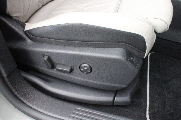 DS 7 E-Tense 300PK 4x4 ESPRIT DE VOYAGE | PANORAMISCH SCHUIF/KANTEL DAK | VOORRUITRAND/STUUR VERWARMING | VOLLEDIG LEDEREN BEKLEDING | LICHTMETALEN VELGEN 19" | ELEKTRISCH BEDIENBARE ACHTERKLEP | NIGHT VISION | DODEHOEK DETECTIE | ELEKTRISCH BEDIENBARE VOORSTOELEN MET MASSAGE FUNCTIE | ADAPTIVE CRUISE CONTROL | 360° CAMERA | KEYLESS ENTRY/START | FULL OPTION! | STOEL VENTILATIE | FOCAL AUDIO SYSTEM | SFEER VERLICHTING | DRAADLOZE APPLE CARPLAY/ANDROID AUTO | NAVIGATIE | PARKEERSENSOREN VOOR EN ACHTER |