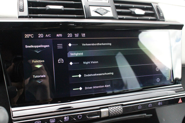 DS 7 E-Tense 300PK 4x4 ESPRIT DE VOYAGE | PANORAMISCH SCHUIF/KANTEL DAK | VOORRUITRAND/STUUR VERWARMING | VOLLEDIG LEDEREN BEKLEDING | LICHTMETALEN VELGEN 19" | ELEKTRISCH BEDIENBARE ACHTERKLEP | NIGHT VISION | DODEHOEK DETECTIE | ELEKTRISCH BEDIENBARE VOORSTOELEN MET MASSAGE FUNCTIE | ADAPTIVE CRUISE CONTROL | 360° CAMERA | KEYLESS ENTRY/START | FULL OPTION! | STOEL VENTILATIE | FOCAL AUDIO SYSTEM | SFEER VERLICHTING | DRAADLOZE APPLE CARPLAY/ANDROID AUTO | NAVIGATIE | PARKEERSENSOREN VOOR EN ACHTER |