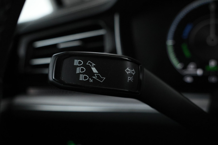 Volkswagen Touareg EHYBRID 3.0 TSi 4MOTION Panorama, Luchtvering, Climate, Volleder.