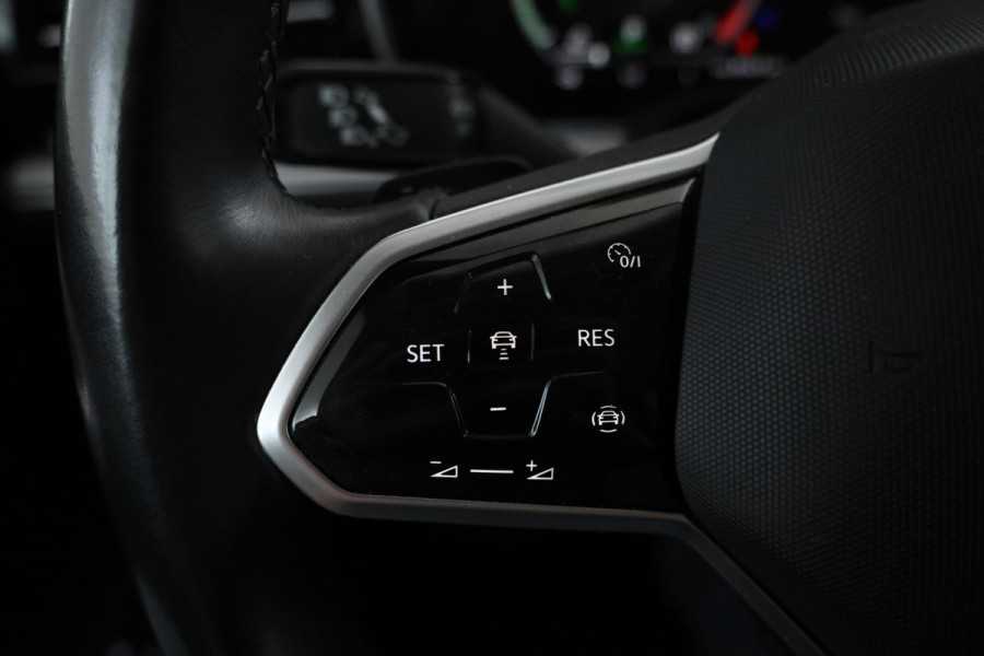 Volkswagen Touareg EHYBRID 3.0 TSi 4MOTION Panorama, Luchtvering, Climate, Volleder.