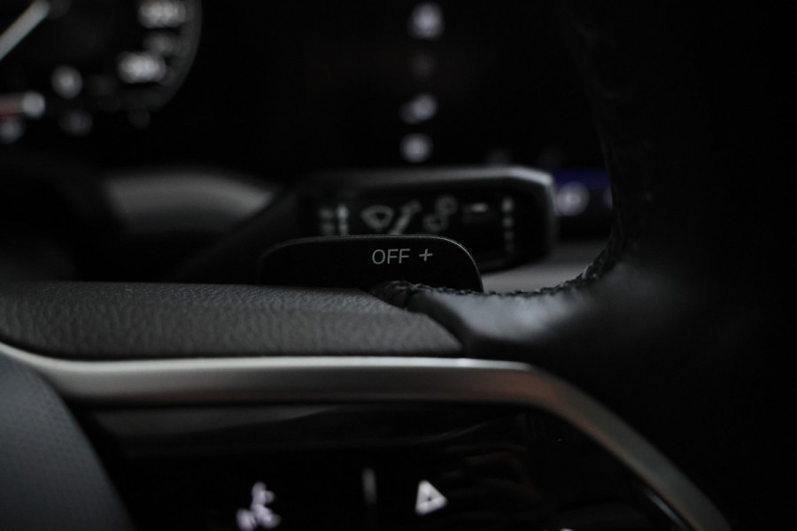 Volkswagen Touareg EHYBRID 3.0 TSi 4MOTION Panorama, Luchtvering, Climate, Volleder.