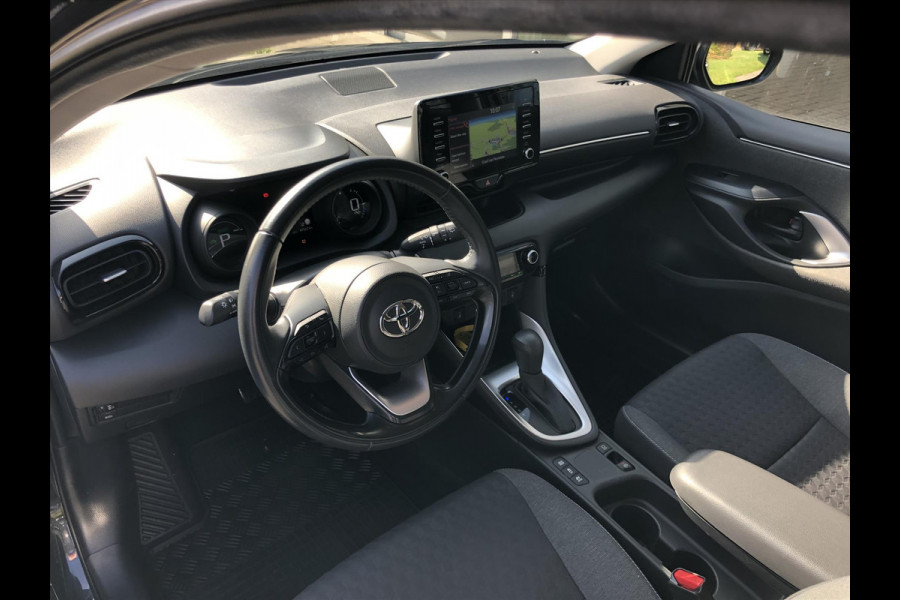 Toyota Yaris 1.5 Hybrid Dynamic Plus | Stoelverwarming, Keyless, LED, Lichtmetalen velgen, Parkeercamera, Adaptive cruise control