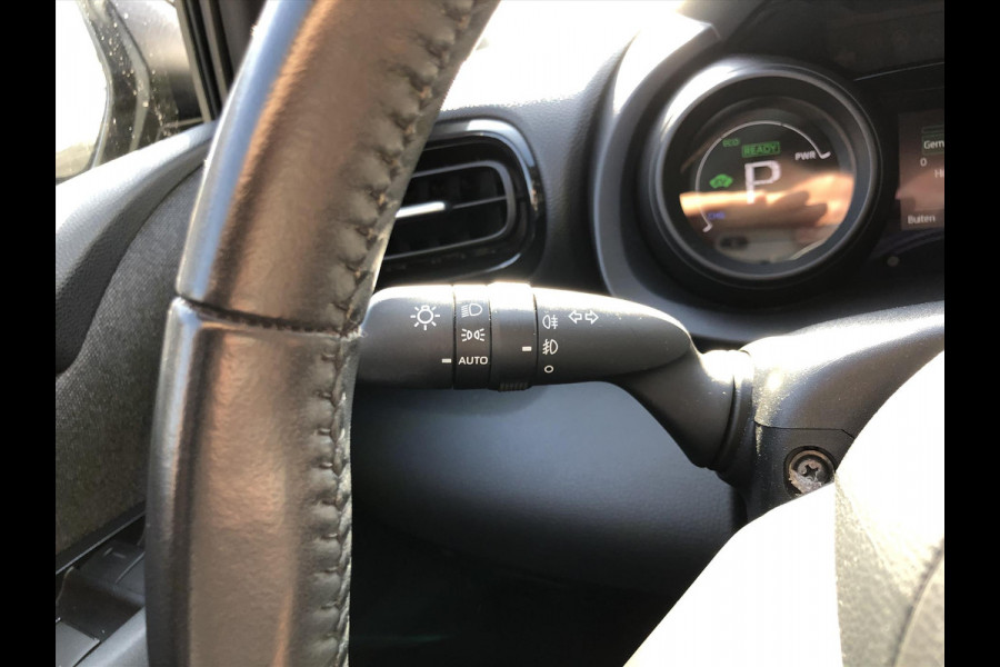 Toyota Yaris 1.5 Hybrid Dynamic Plus | Stoelverwarming, Keyless, LED, Lichtmetalen velgen, Parkeercamera, Adaptive cruise control