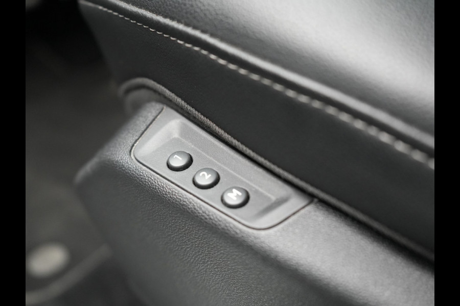 Opel Grandland Turbo 4x4 Ultimate Plug In Hybrid 300pk PHEV | Trekhaak Afneembaar | Adaptive Cruise | 360 Camera | Lederen Sportstoelen Memory & Ventilatie | Apple Carplay | Navigatie | Verwarmd Stuur & Stoel | Virtual | DAB |