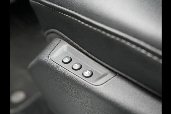 Opel Grandland Turbo 4x4 Ultimate Plug In Hybrid 300pk PHEV | Trekhaak Afneembaar | Adaptive Cruise | 360 Camera | Lederen Sportstoelen Memory & Ventilatie | Apple Carplay | Navigatie | Verwarmd Stuur & Stoel | Virtual | DAB |