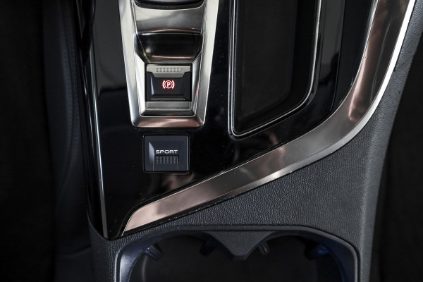 Peugeot 3008 1.2 PureTech Crossway 130 PK - Automaat | S/K-Panodak | Dig. Cockpit | Adapt. Cruise | PDC | Camera | NAV + App. Connect | ECC | Elek. Klep | DAB | LM 18" |