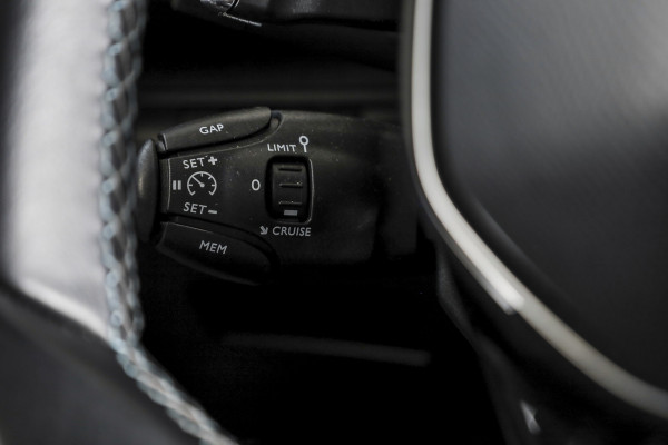 Peugeot 3008 1.2 PureTech Crossway 130 PK - Automaat | S/K-Panodak | Dig. Cockpit | Adapt. Cruise | PDC | Camera | NAV + App. Connect | ECC | Elek. Klep | DAB | LM 18" |