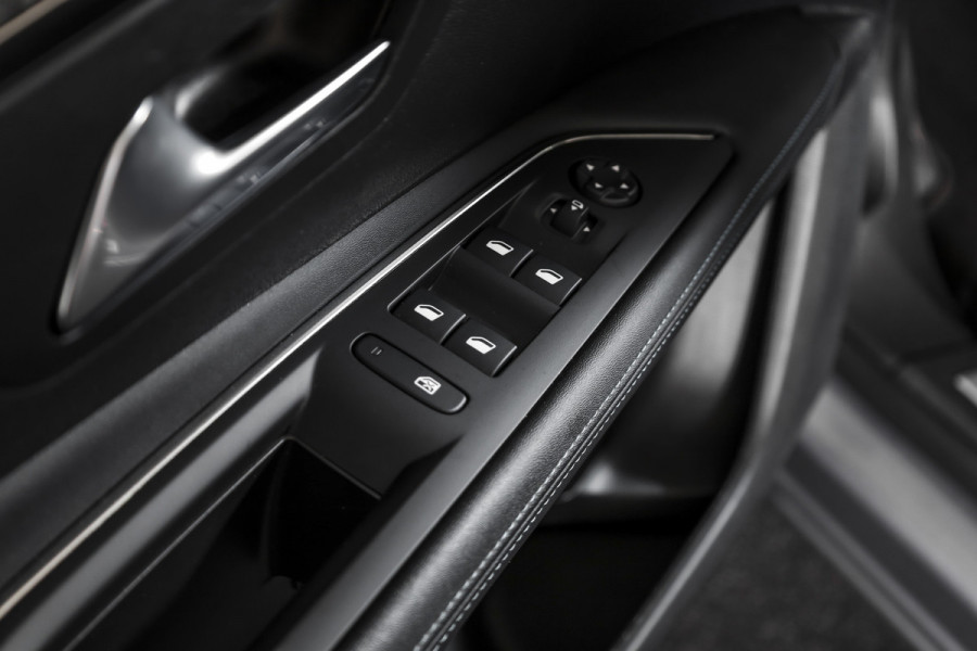 Peugeot 3008 1.2 PureTech Crossway 130 PK - Automaat | S/K-Panodak | Dig. Cockpit | Adapt. Cruise | PDC | Camera | NAV + App. Connect | ECC | Elek. Klep | DAB | LM 18" |