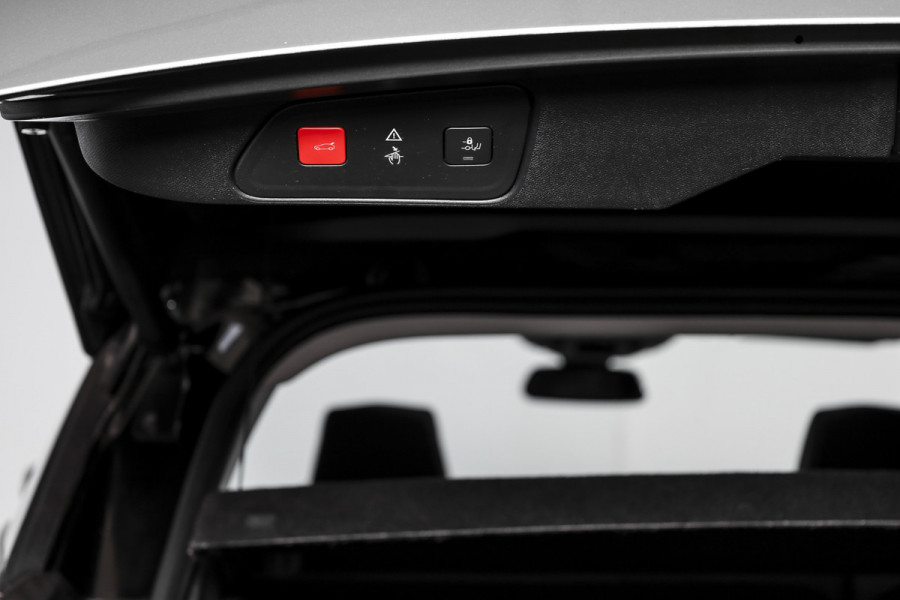 Peugeot 3008 1.2 PureTech Crossway 130 PK - Automaat | S/K-Panodak | Dig. Cockpit | Adapt. Cruise | PDC | Camera | NAV + App. Connect | ECC | Elek. Klep | DAB | LM 18" |