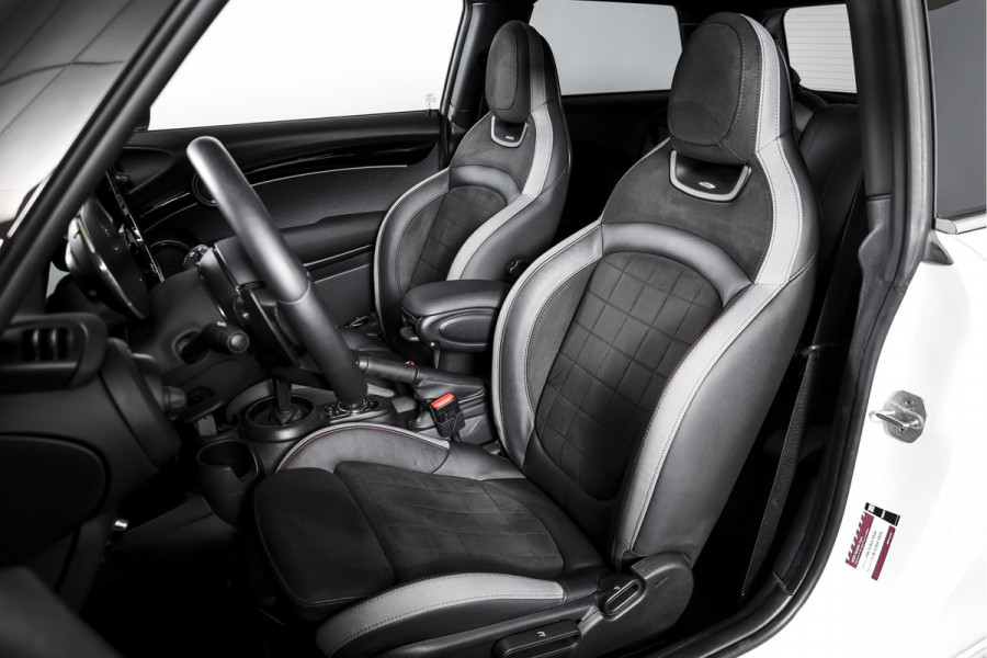 MINI Mini 2.0 Cooper S John Cooper Works 180 PK | S/K Panodak | Dig.Cockpit | Adapt.Cruise | Stoelverw. | Camera+PDC | NAV+App.Connect | Auto.Airco | LM 17" |
