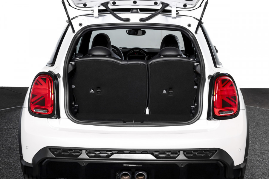 MINI Mini 2.0 Cooper S John Cooper Works 180 PK | S/K Panodak | Dig.Cockpit | Adapt.Cruise | Stoelverw. | Camera+PDC | NAV+App.Connect | Auto.Airco | LM 17" |