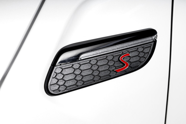 MINI Mini 2.0 Cooper S John Cooper Works 180 PK | S/K Panodak | Dig.Cockpit | Adapt.Cruise | Stoelverw. | Camera+PDC | NAV+App.Connect | Auto.Airco | LM 17" |