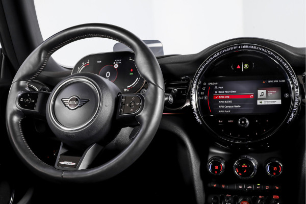 MINI Mini 2.0 Cooper S John Cooper Works 180 PK | S/K Panodak | Dig.Cockpit | Adapt.Cruise | Stoelverw. | Camera+PDC | NAV+App.Connect | Auto.Airco | LM 17" |