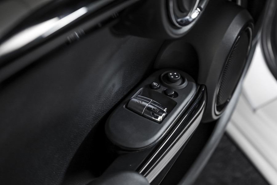 MINI Mini 2.0 Cooper S John Cooper Works 180 PK | S/K Panodak | Dig.Cockpit | Adapt.Cruise | Stoelverw. | Camera+PDC | NAV+App.Connect | Auto.Airco | LM 17" |