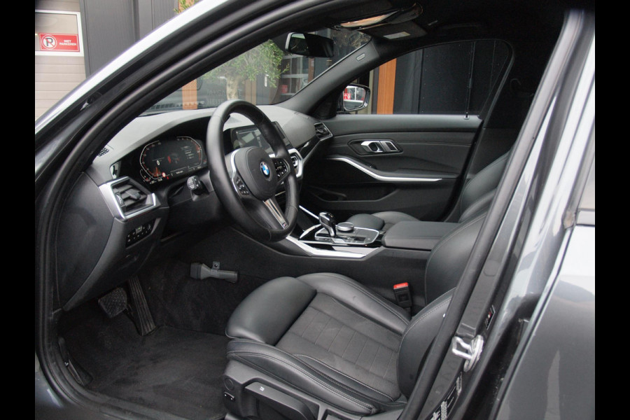 BMW 3 Serie Touring 320i Executive Edition | Sfeer Verlichting | Black Optic | Sportstoelen  | 18-Inch | NL-Auto |