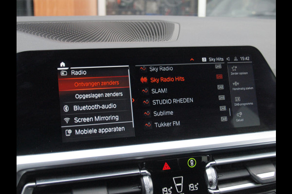 BMW 3 Serie Touring 320i Executive Edition | Sfeer Verlichting | Black Optic | Sportstoelen  | 18-Inch | NL-Auto |