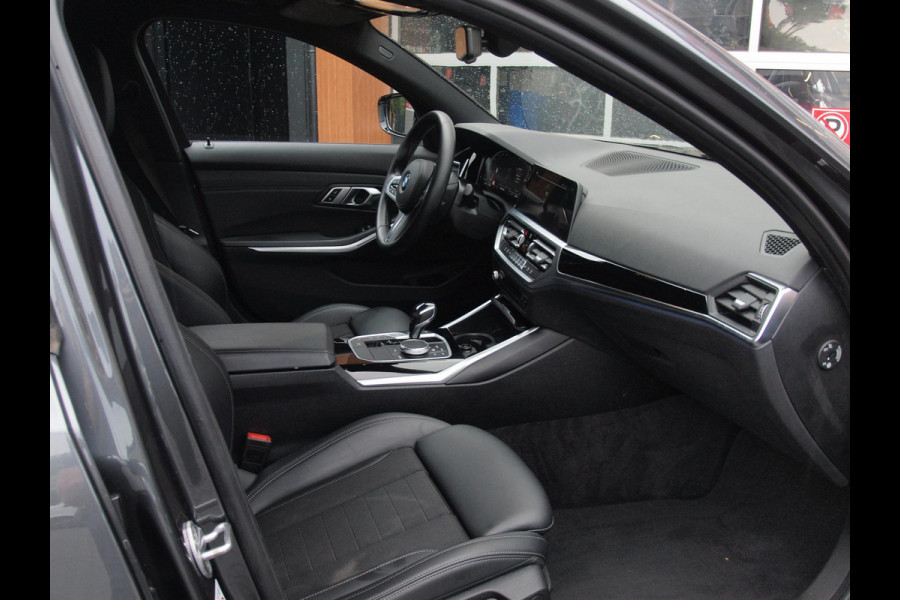 BMW 3 Serie Touring 320i Executive Edition | Sfeer Verlichting | Black Optic | Sportstoelen  | 18-Inch | NL-Auto |