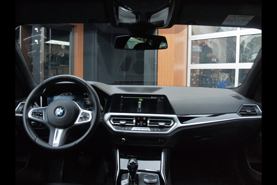 BMW 3 Serie Touring 320i Executive Edition | Sfeer Verlichting | Black Optic | Sportstoelen  | 18-Inch | NL-Auto |