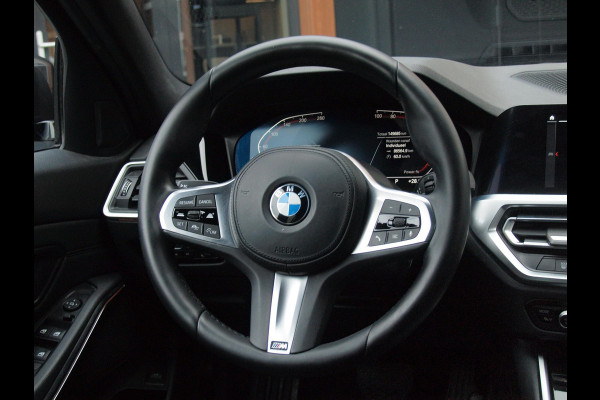 BMW 3 Serie Touring 320i Executive Edition | Sfeer Verlichting | Black Optic | Sportstoelen  | 18-Inch | NL-Auto |