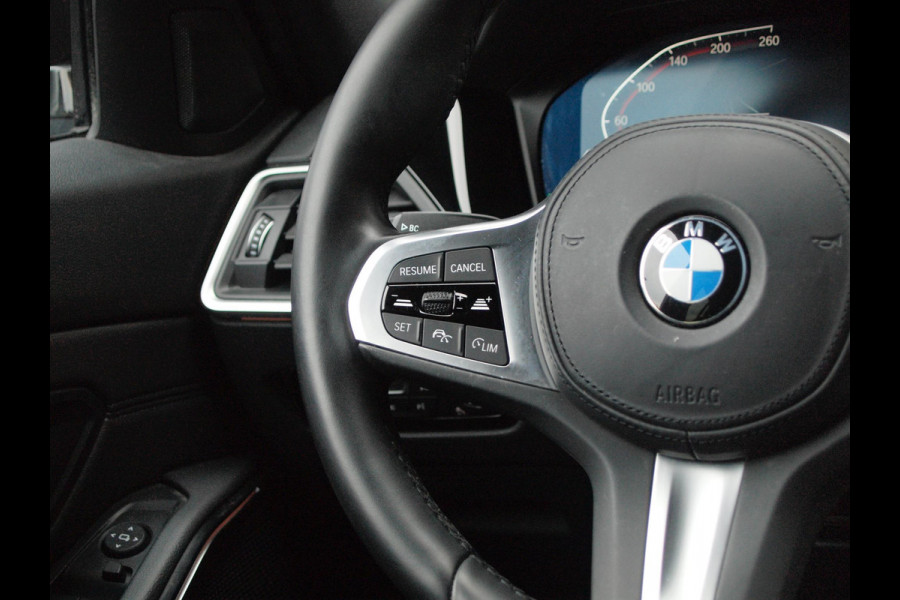BMW 3 Serie Touring 320i Executive Edition | Sfeer Verlichting | Black Optic | Sportstoelen  | 18-Inch | NL-Auto |