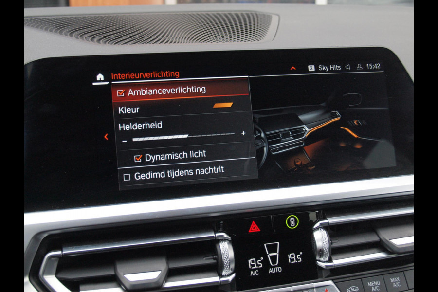 BMW 3 Serie Touring 320i Executive Edition | Sfeer Verlichting | Black Optic | Sportstoelen  | 18-Inch | NL-Auto |