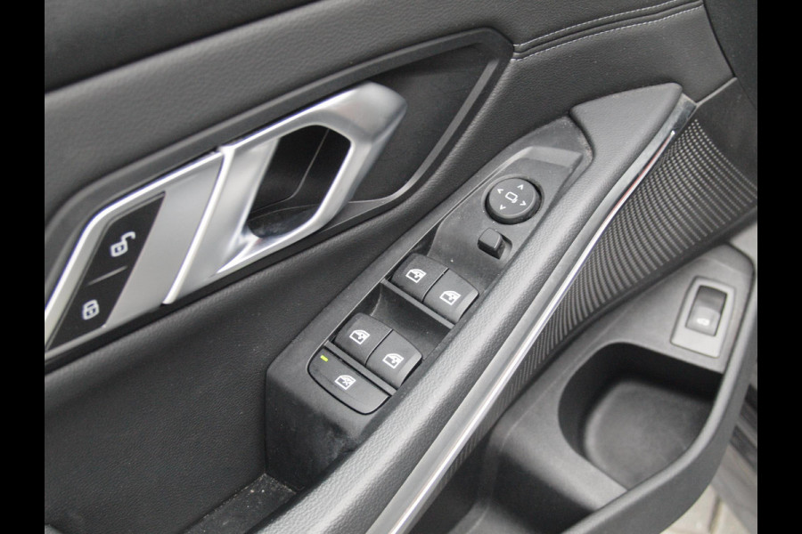 BMW 3 Serie Touring 320i Executive Edition | Sfeer Verlichting | Black Optic | Sportstoelen  | 18-Inch | NL-Auto |