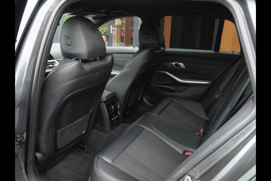 BMW 3 Serie Touring 320i Executive Edition | Sfeer Verlichting | Black Optic | Sportstoelen  | 18-Inch | NL-Auto |