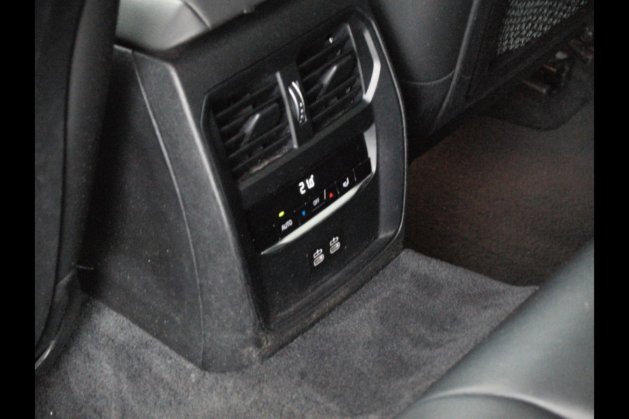 BMW 3 Serie Touring 320i Executive Edition | Sfeer Verlichting | Black Optic | Sportstoelen  | 18-Inch | NL-Auto |