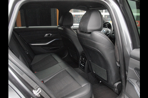BMW 3 Serie Touring 320i Executive Edition | Sfeer Verlichting | Black Optic | Sportstoelen  | 18-Inch | NL-Auto |