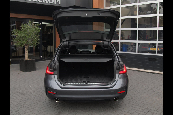 BMW 3 Serie Touring 320i Executive Edition | Sfeer Verlichting | Black Optic | Sportstoelen  | 18-Inch | NL-Auto |