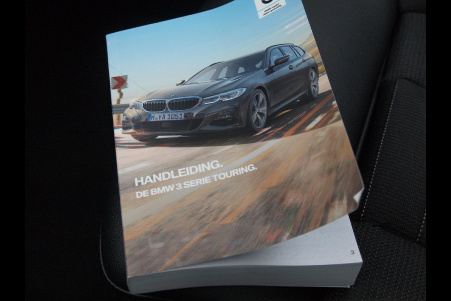 BMW 3 Serie Touring 320i Executive Edition | Sfeer Verlichting | Black Optic | Sportstoelen  | 18-Inch | NL-Auto |