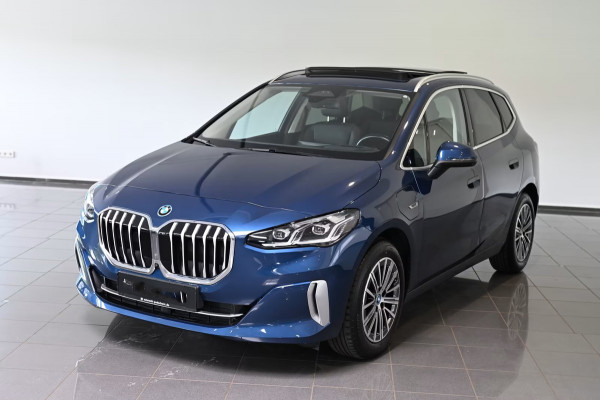 BMW 2 Serie Active Tourer 225e xDrive LUXURY ** LED, NAVI+, LEDER, PANORAMA, TREKH, DRIV. ASS+, 17-inch LMV ** 1e EIG - UNFALLFREI ** ** INFORMEER OOK NAAR ONZE AANTREKKELIJKE FINANCIAL-LEASE TARIEVEN **