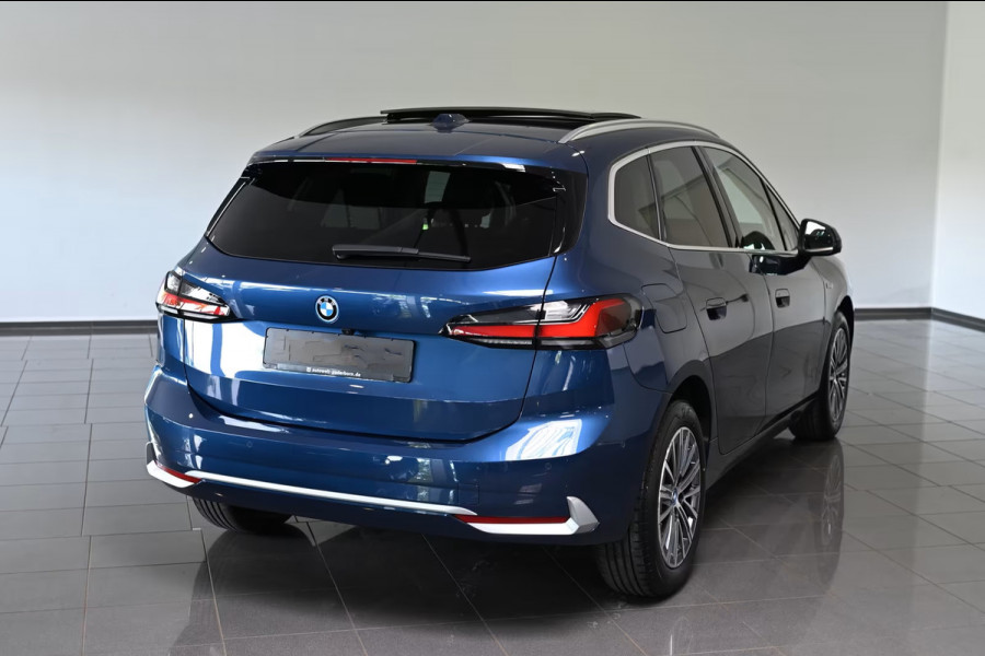 BMW 2 Serie Active Tourer 225e xDrive LUXURY ** LED, NAVI+, LEDER, PANORAMA, TREKH, DRIV. ASS+, 17-inch LMV ** 1e EIG - UNFALLFREI ** ** INFORMEER OOK NAAR ONZE AANTREKKELIJKE FINANCIAL-LEASE TARIEVEN **