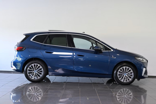 BMW 2 Serie Active Tourer 225e xDrive LUXURY ** LED, NAVI+, LEDER, PANORAMA, TREKH, DRIV. ASS+, 17-inch LMV ** 1e EIG - UNFALLFREI ** ** INFORMEER OOK NAAR ONZE AANTREKKELIJKE FINANCIAL-LEASE TARIEVEN **