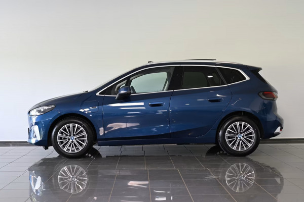 BMW 2 Serie Active Tourer 225e xDrive LUXURY ** LED, NAVI+, LEDER, PANORAMA, TREKH, DRIV. ASS+, 17-inch LMV ** 1e EIG - UNFALLFREI ** ** INFORMEER OOK NAAR ONZE AANTREKKELIJKE FINANCIAL-LEASE TARIEVEN **