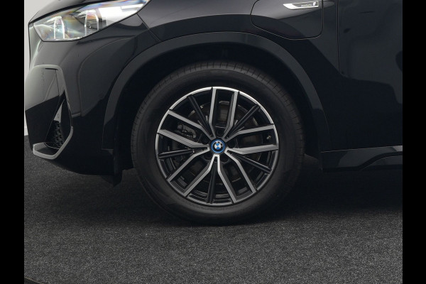 BMW X1 xDrive25e M-Sport Plug in Hybrid 245pk Dealer O.H | PHEV | Adaptive Cruise | Head-up Display | 360 Camera | Harman Kardon | Carplay | Lederen Sportstoelen Verwarmd | Sfeerverlichting |