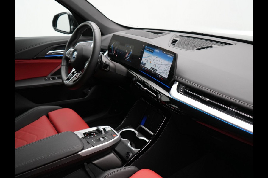 BMW X1 xDrive25e M-Sport Plug in Hybrid 245pk Dealer O.H | PHEV | Adaptive Cruise | Head-up Display | 360 Camera | Harman Kardon | Carplay | Lederen Sportstoelen Verwarmd | Sfeerverlichting |
