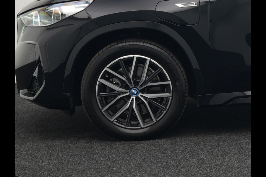 BMW X1 xDrive25e M-Sport Plug in Hybrid 245pk Dealer O.H | PHEV | Adaptive Cruise | Head-up Display | 360 Camera | Harman Kardon | Carplay | Lederen Sportstoelen Verwarmd | Sfeerverlichting |