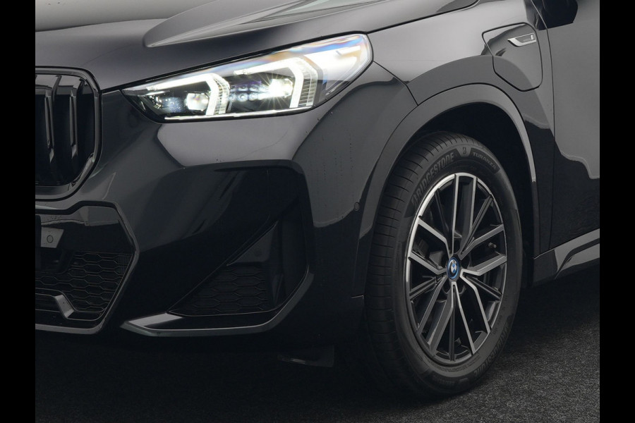 BMW X1 xDrive25e M-Sport Plug in Hybrid 245pk Dealer O.H | PHEV | Adaptive Cruise | Head-up Display | 360 Camera | Harman Kardon | Carplay | Lederen Sportstoelen Verwarmd | Sfeerverlichting |