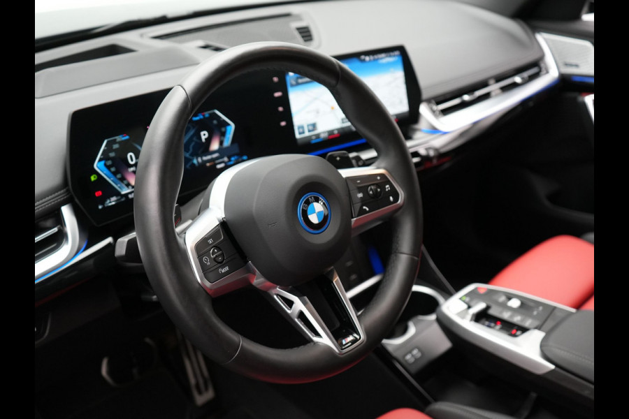BMW X1 xDrive25e M-Sport Plug in Hybrid 245pk Dealer O.H | PHEV | Adaptive Cruise | Head-up Display | 360 Camera | Harman Kardon | Carplay | Lederen Sportstoelen Verwarmd | Sfeerverlichting |